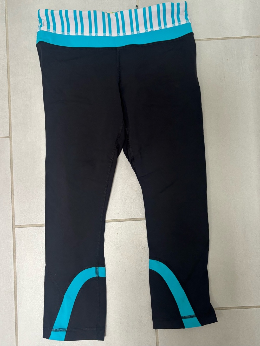 LULULEMON BLACK CAPRI PANTS WITH TEAL TRIM